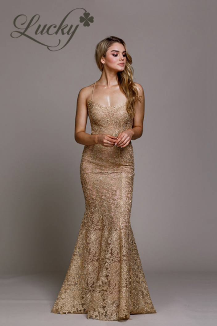 Vestido dorado de encaje estilo sirena