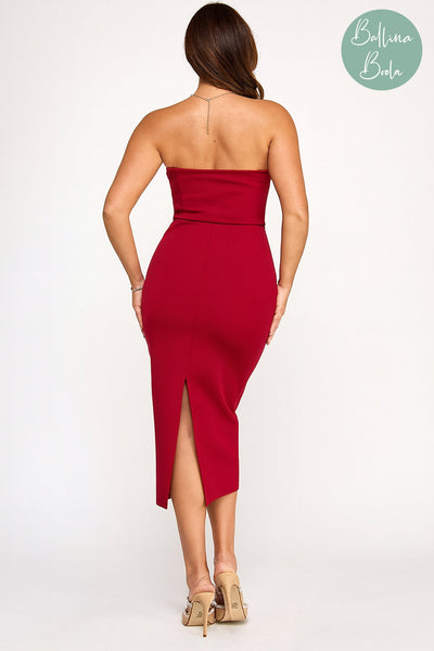 Vestido vino strapless al cuerpo